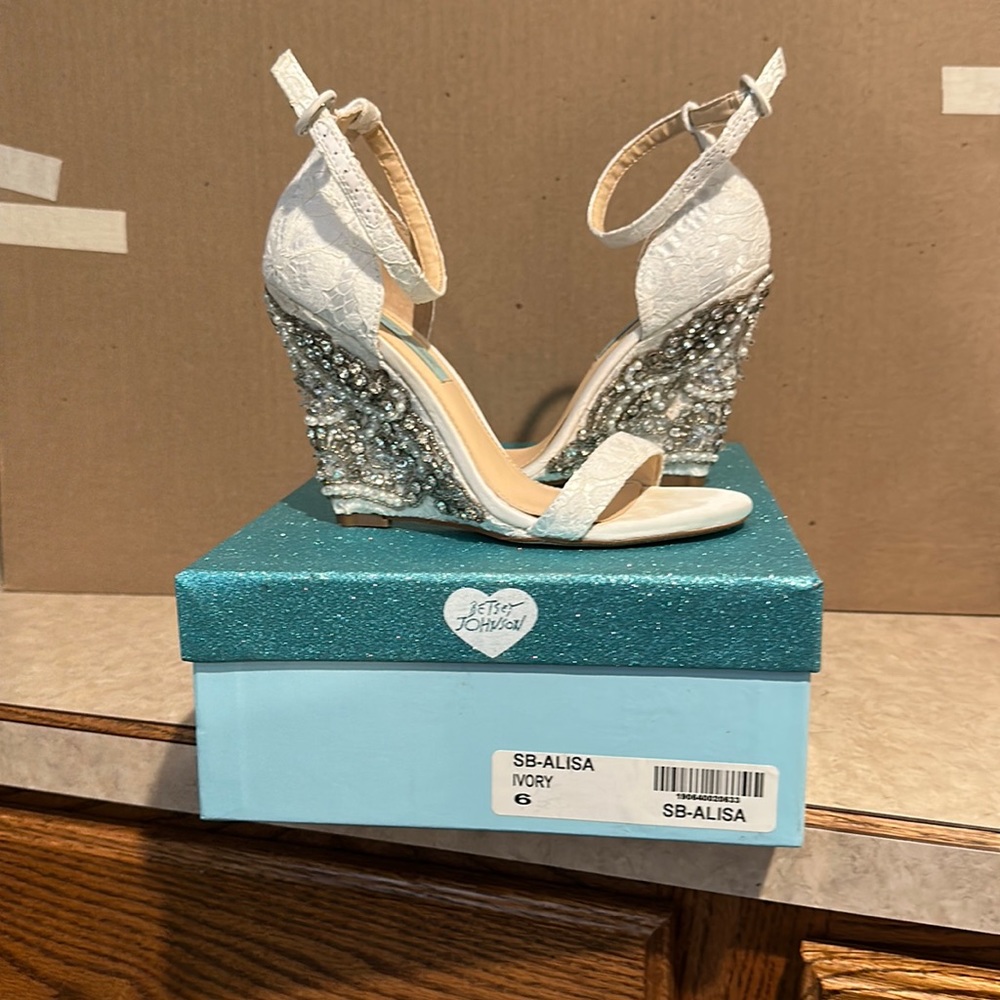 Blue by Betsey Johnson “Alisa - Ivory”